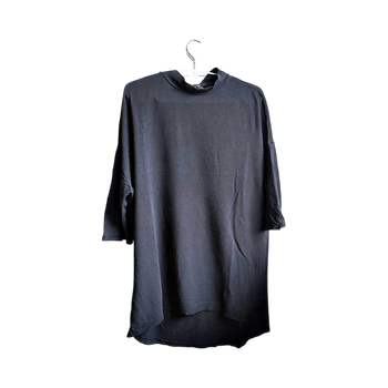 Musta t-paita pienellä poolokauluksella