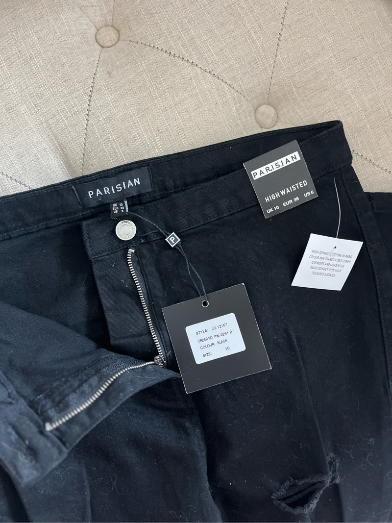 Mustat revitty farkut