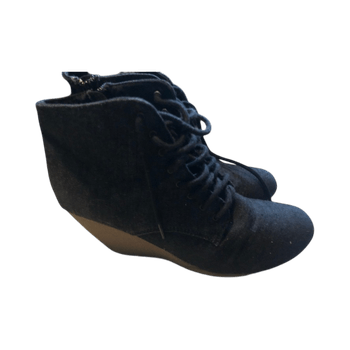 Mustaväriset kiilakorkosaappaat