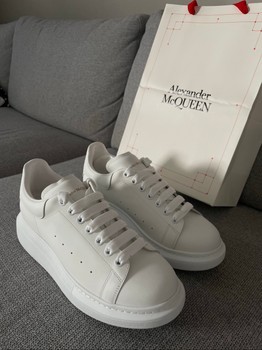 Valkoiset Alexander McQueen tennarit