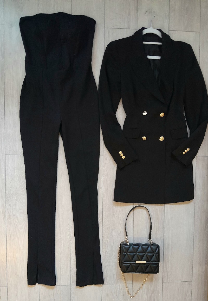 Musta jumpsuit ja bleiseri