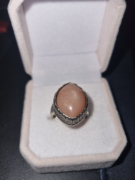 Peach moonstone sormus