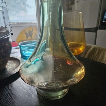 Savunvihreä lasinen maljakko