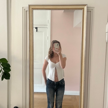 White ruffle hem top