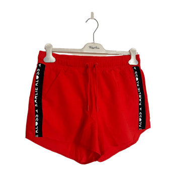 Punaiset urheilushortsit