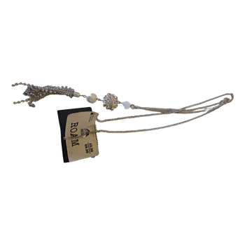 Silver tone pendant necklace