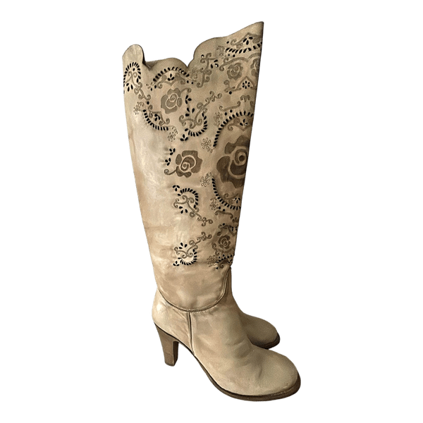 Beige embroidered boots