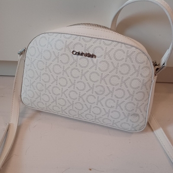 Valkoinen Calvin Klein olkalaukku