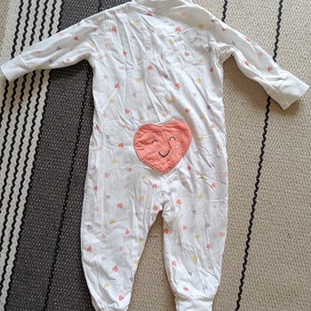 Vauvan valkoinen sydänpyjama