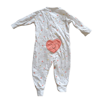 Vauvan valkoinen sydänpyjama