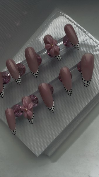 Polka dot press-on nails