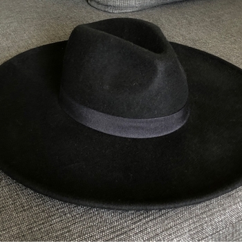 Killstar musta leveälierinen villahattu