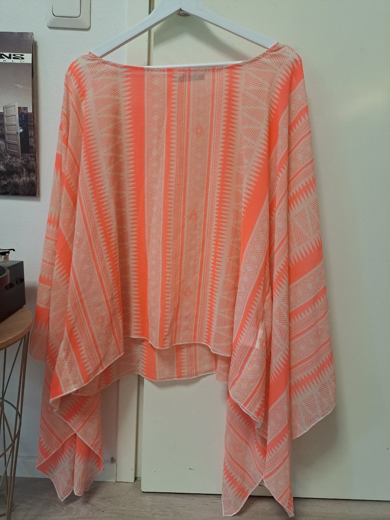 Gina Tricot kevyt poncho – täydellinen rannalle uimapuvun päälle!