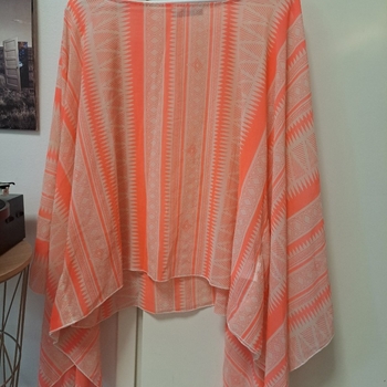 Gina Tricot kevyt poncho – täydellinen rannalle uimapuvun päälle!