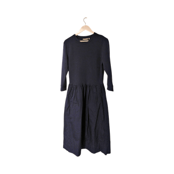 Tummansininen maksimittainen arkimekko