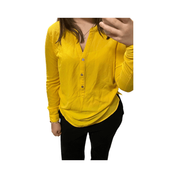 keltainen paitapusero