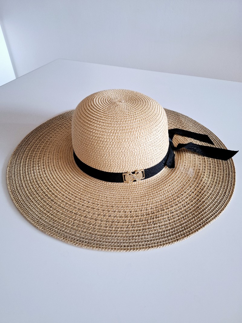 Wide-brim summer hat 