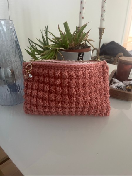 Coral farvet hæklet clutch