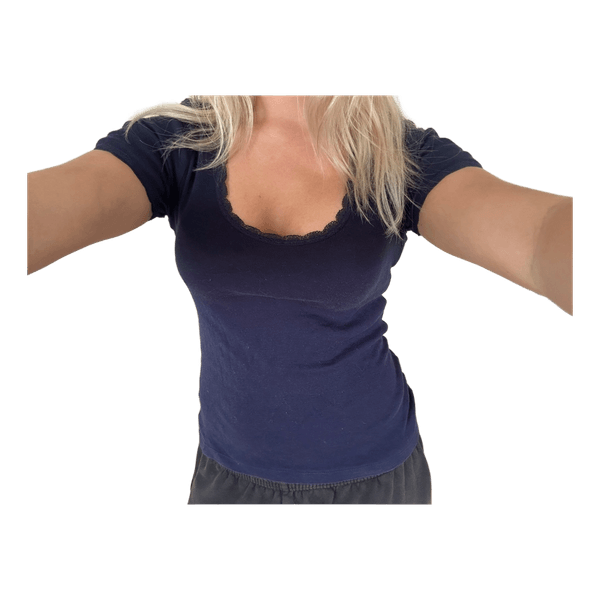 Mørkeblå bluse med blondekant