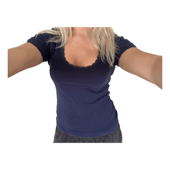 Mørkeblå bluse med blondekant