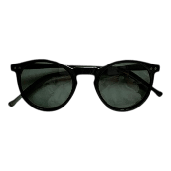Black round sunglasses