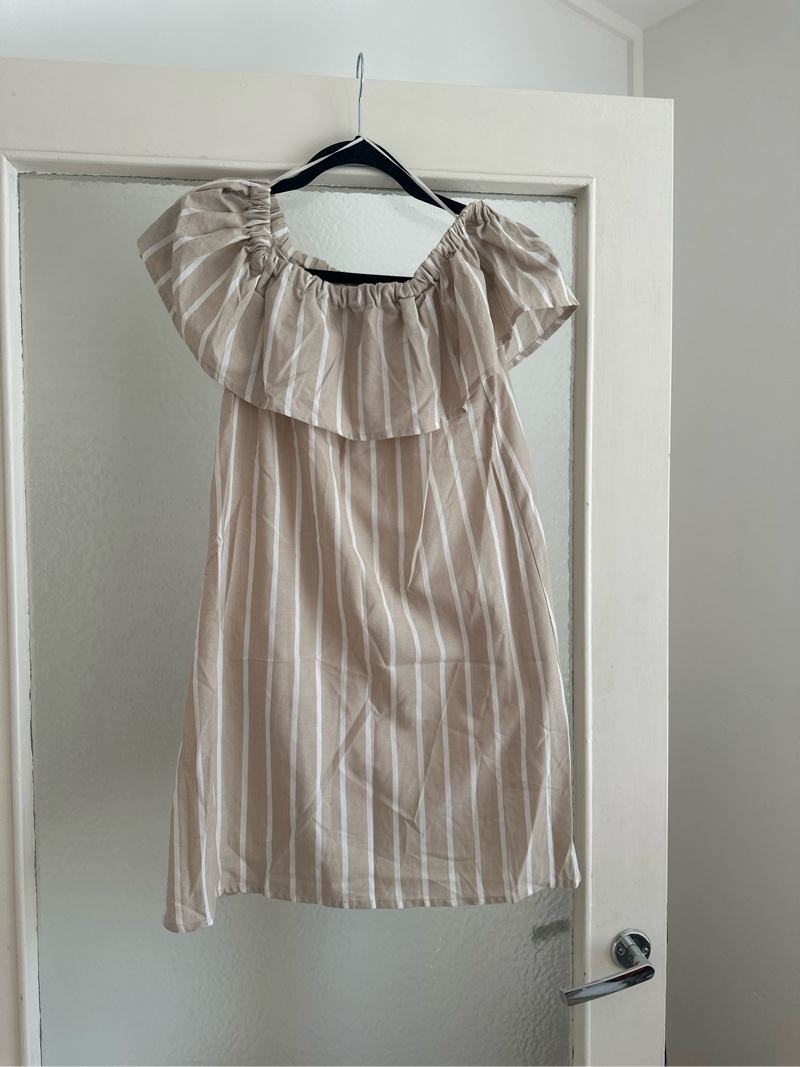 Beige valkoraidallinen mekko