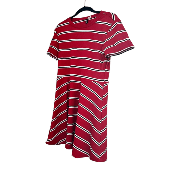 Punavalkoraidallinen mekko