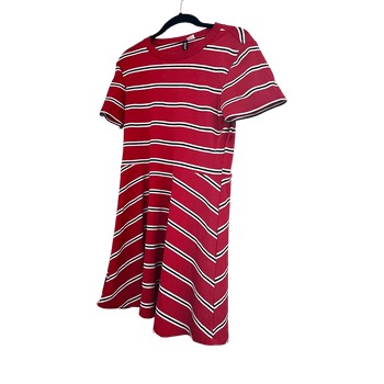 Punavalkoraidallinen mekko