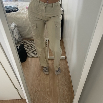 beige cargo housut