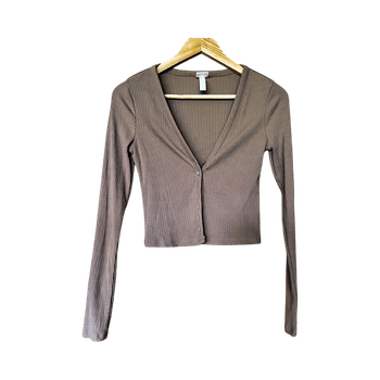 beige ribbipintainen pitkähihainen paita