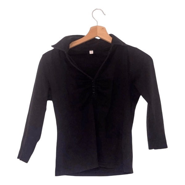 Schwarzes langarmshirt mit knöpfen