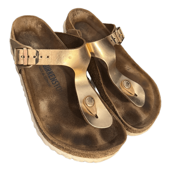 Kultaiset Birkenstock sandaalit