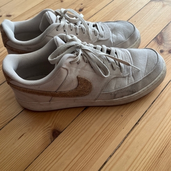 Beige Nike kengät