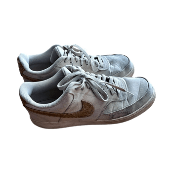 Beige Nike kengät