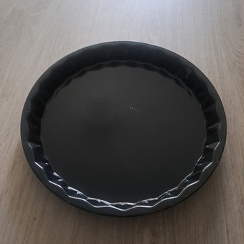 Musta metallinen piirakkavuoka