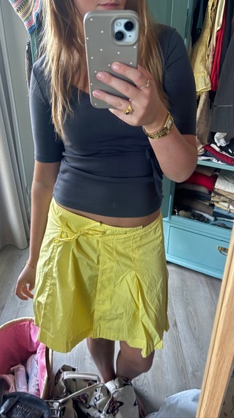Gul mininederdel med bindebånd