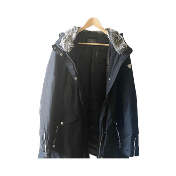 musta talvitakki hupulla