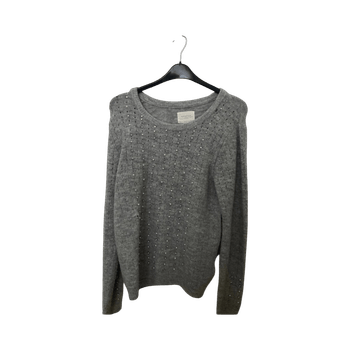 Harmaa neulehelmillä