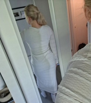 Valkoinen pitkähihainen mekko