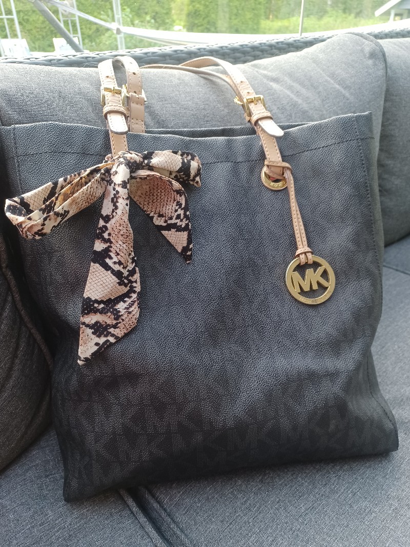 Musta michael kors olkalaukku