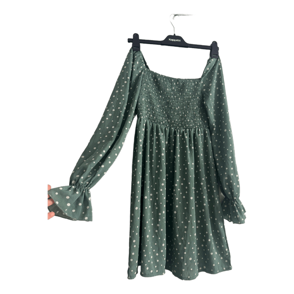Vihreä pilkullinen mekko