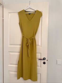 Ril’s olive sleeveless midi dress