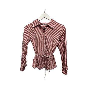 Punainen ja valkoinen raidallinen paita