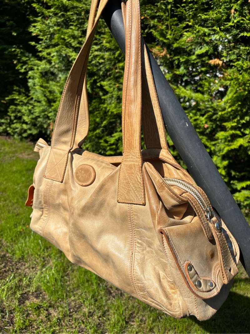 Beige nahkainen olkalaukku