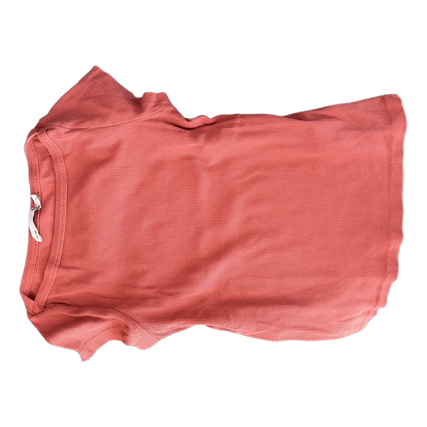 Rød ribstrikket t-shirt