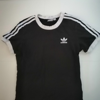 Musta Adidas t-paita