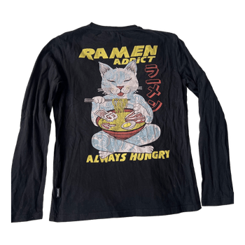 Musta printattu pitkähihainen paita