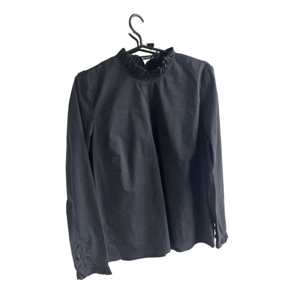 Sort bluse med flæser
