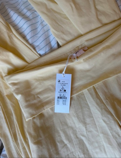 Gina Tricot yellow yoga pants