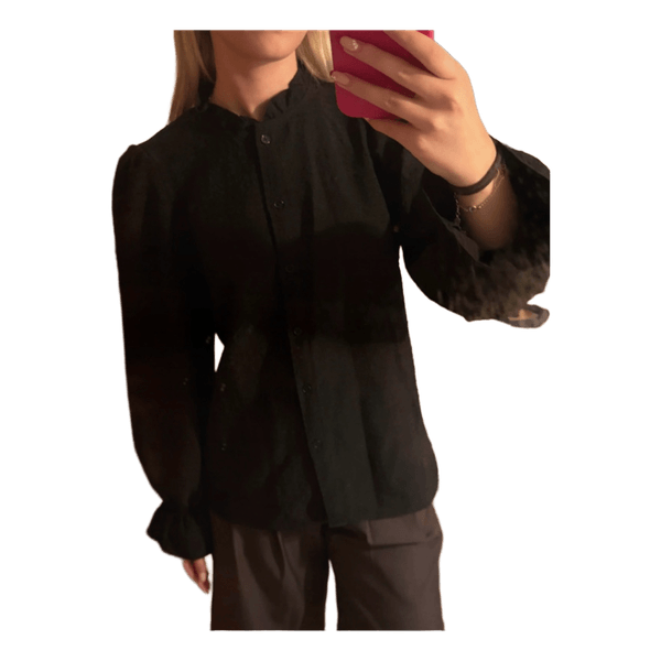 Sort bluse med flæsekant